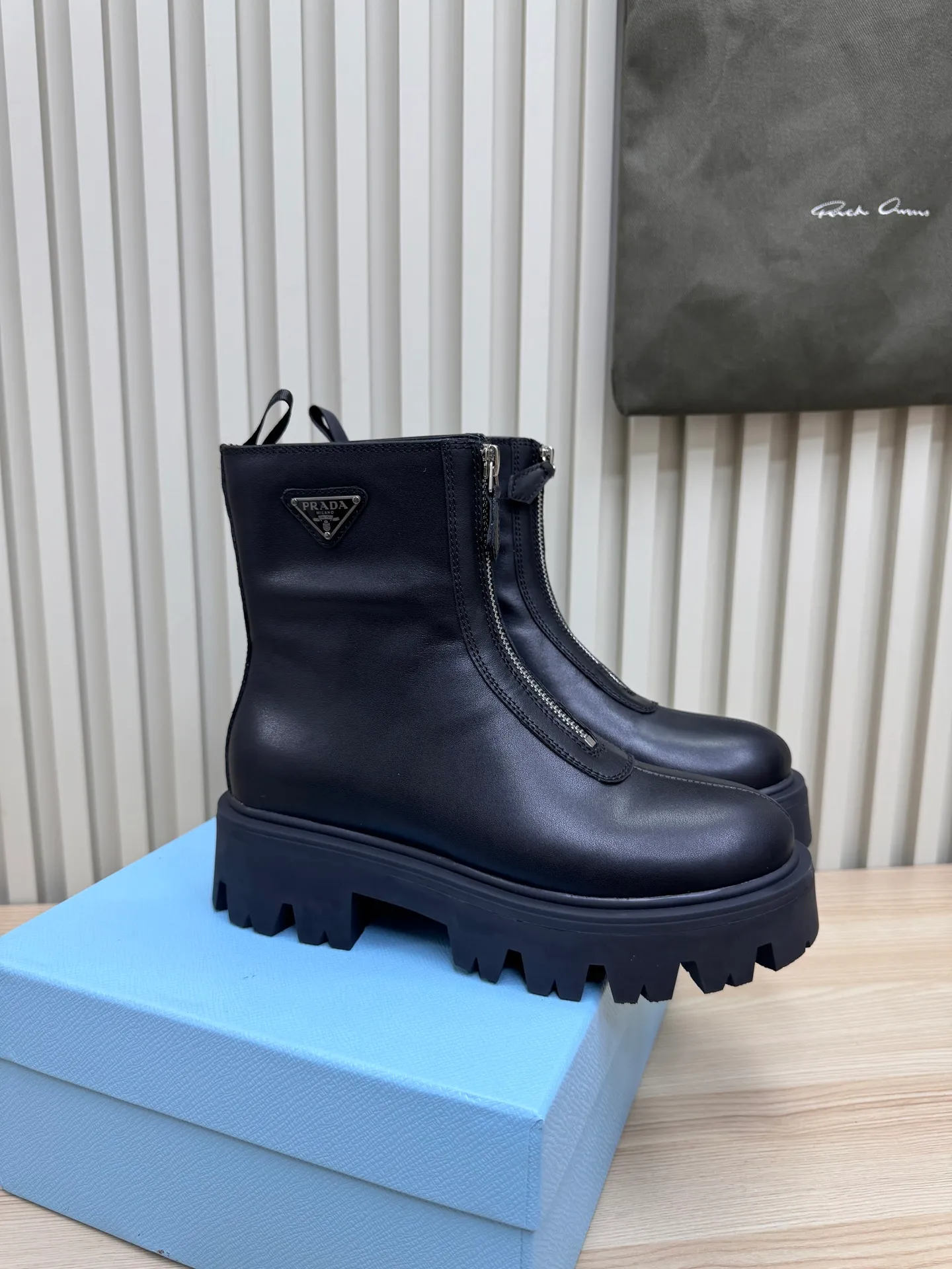👟👟Ex-factory price 680👟👟 Prada / Prada couple's Martin boots are here, comfortable and elegant to wear. The original molded outsole of the counter is 1:1 replica. It is made of non-slip and wear-resistant imported TPU tin mold vacuum outsole. Tank-shaped thick sole. Fabric: imported anti-explosion cowhide. Lining: imported mixed sheepskin lining. Sheepskin foot pads. Outsole: tin molded beef tendon sole. Code number: 35-41 (42 customized)